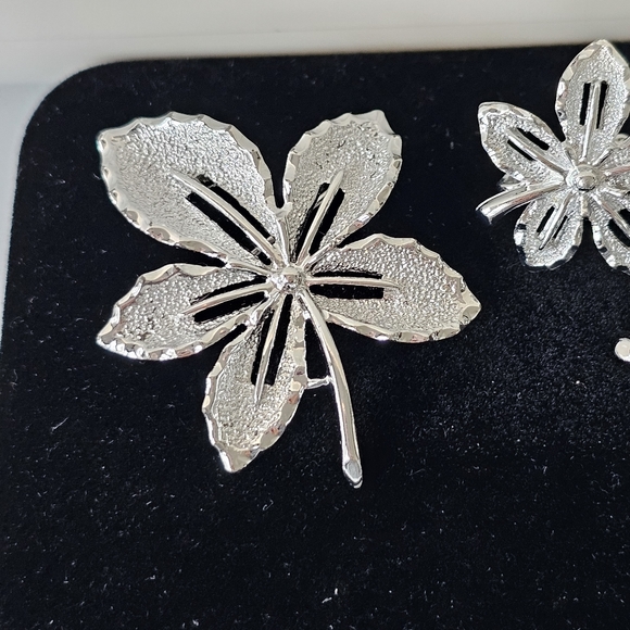 Vintage Signed Sarah Coventry Silver Tone Leaf Brooch and Clip Earrings Set - Picture 2 of 6